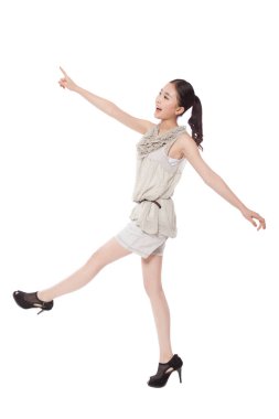 Genç bayan uzun adımlarla yürüyor.