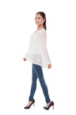 Beyaz arka planda poz veren genç bir kadın 