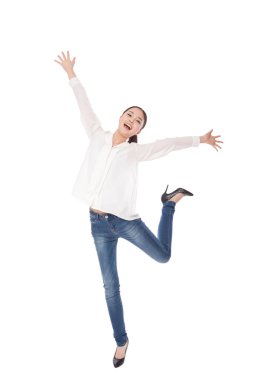 Beyaz arka planda poz veren genç bir kadın 