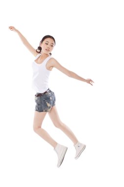 Beyaz arka planda poz veren genç bir kadın 