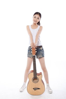 Gitar çalan genç kadın.