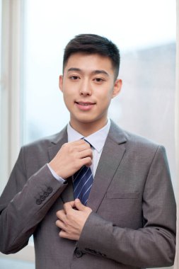 Bağlayan genç bisikletçinin portresi