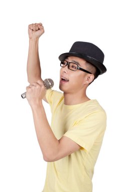 Mikrofona şarkı söyleyen genç adamın stüdyo portresi