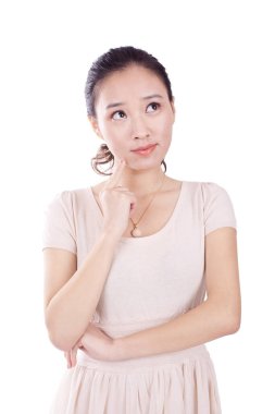 Genç bayan ayakta, yukarı bakıyor.