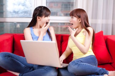 Dizüstü bilgisayar kullanan iki kadının portresi