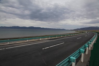  Çin 'deki Xinjiang otoyolu