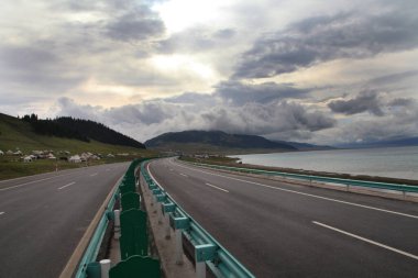  Çin 'deki Xinjiang otoyolu