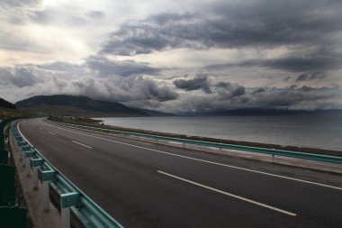  Çin 'deki Xinjiang otoyolu