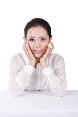 Çenesinde elleri olan genç bir ofis çalışanının portresi.