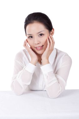 Çenesinde elleri olan genç bir ofis çalışanının portresi.