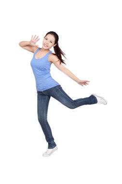 Genç kadın dans ediyor, gülümsüyor