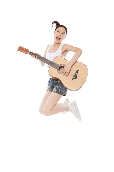Mujer Joven Tocando Guitarra — Foto de Stock
