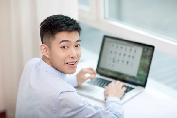 Portret Van Een Jonge Bisinessman Met Laptop — Stockfoto