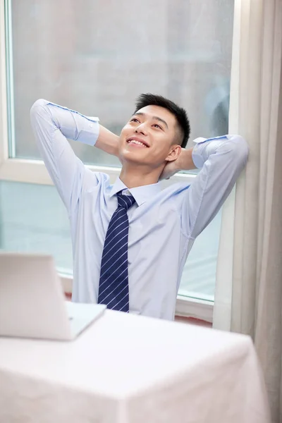 Retrato Bisinessman Joven Sthetching — Foto de Stock