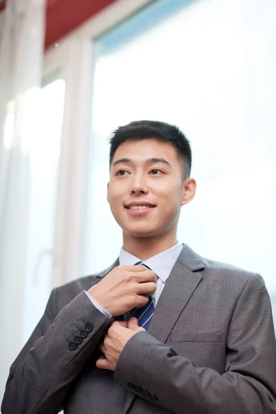 Portrait Young Bisinessman Tying — Stock Photo, Image