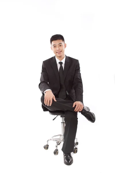 Porträt Eines Jungen Bisinessman Auf Stuhl Sitzend — Stockfoto