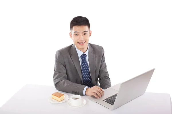 Portret Młodego Bisinessmana Siedzącego Przed Laptopem — Zdjęcie stockowe