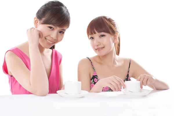 Portret Van Twee Vrouwelijke Vrienden Die Koffie Drinken — Stockfoto