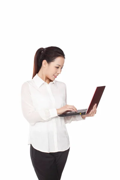 Lächelnde Geschäftsfrau Mit Laptop — Stockfoto