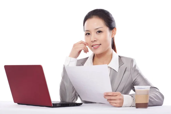 Lächelnde Geschäftsfrau Hält Papier Vor Einen Laptop — Stockfoto