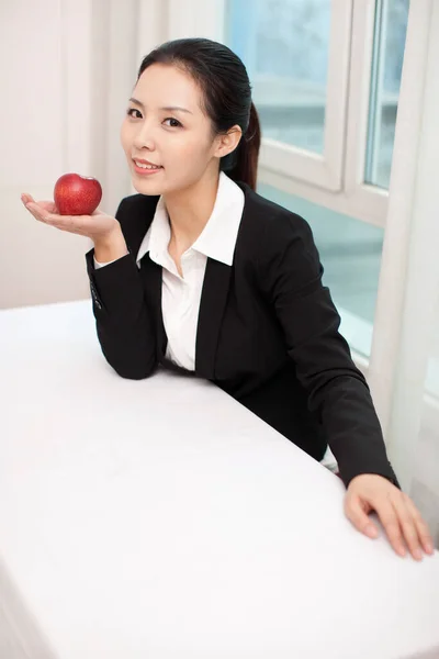 Affärskvinna Kontoret Med Rött Äpple — Stockfoto