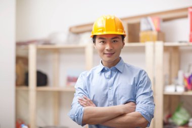 Ofiste duran genç işçinin portresi