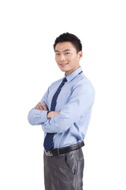 Beyaz arka planda duran genç iş adamının portresi