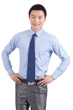 Beyaz arka planda duran genç iş adamının portresi