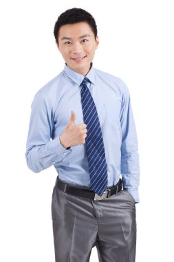 Genç işadamının portresi Başparmak Yukarı, beyaz arka planda duruyor.