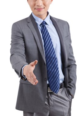 Tokalaşmak için el sıkışan genç iş adamlarının portresi.