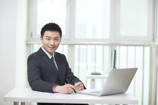 Portret Van Een Zakenman Aan Een Bureau Met Pen — Stockfoto