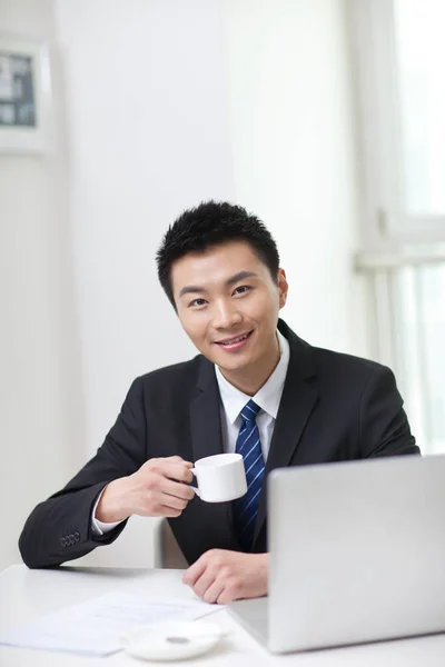 Retrato Del Hombre Negocios Sentado Escritorio Por Computadora Portátil Taza —  Fotos de Stock