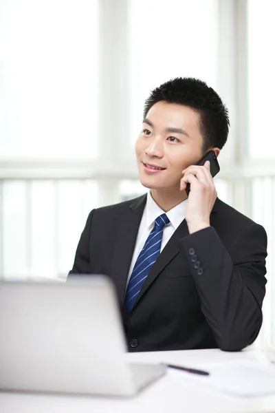 Retrato Homem Negócios Sentado Mesa Usando Telefone Celular — Fotografia de Stock