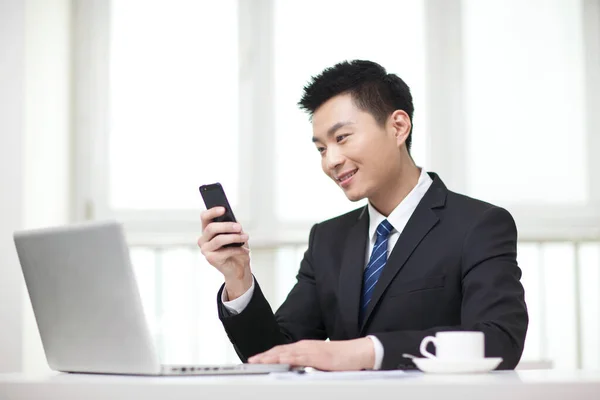 Retrato Homem Negócios Sentado Mesa Usando Telefone Celular — Fotografia de Stock