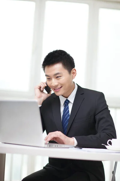 Retrato Homem Negócios Sentado Mesa Usando Telefone Celular — Fotografia de Stock