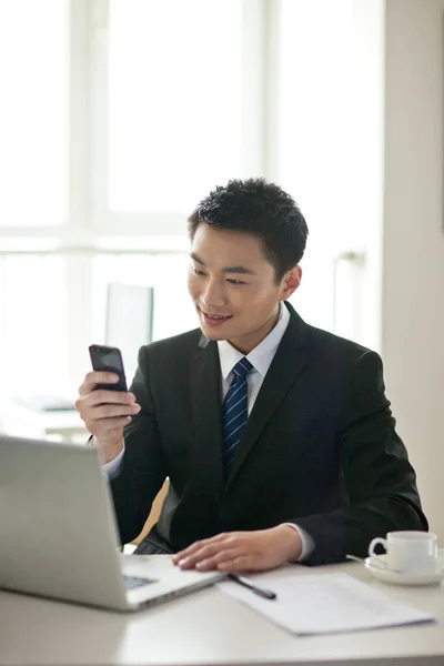 Retrato Homem Negócios Sentado Mesa Usando Telefone Celular — Fotografia de Stock