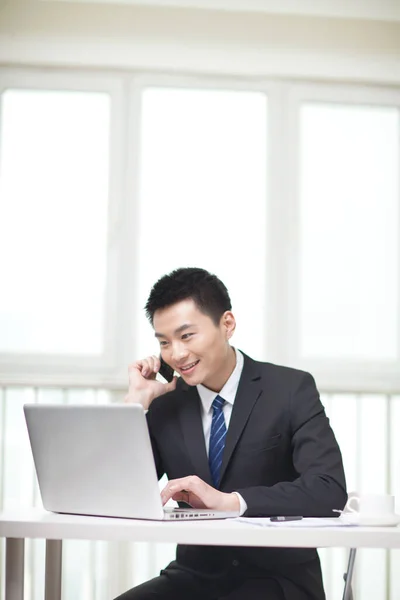 Retrato Homem Negócios Sentado Mesa Usando Telefone Celular — Fotografia de Stock