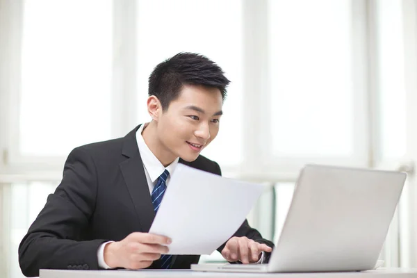 Retrato Del Hombre Negocios Sentado Escritorio Mirando Computadora Portátil Sosteniendo — Foto de Stock