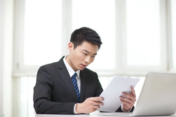 Retrato Del Hombre Negocios Sentado Escritorio Mirando Documentos —  Fotos de Stock