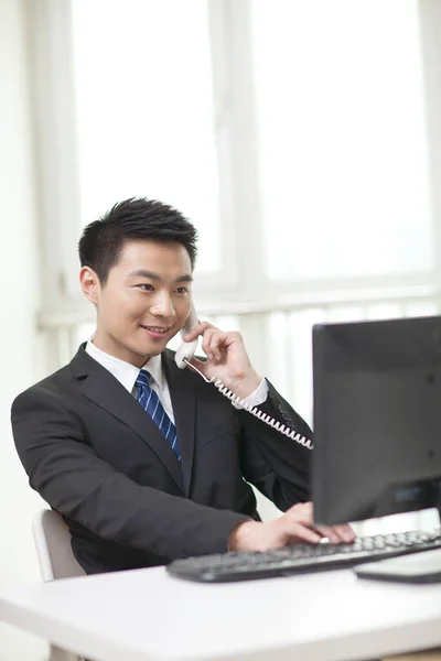 Portrait Businessman Sitting Computer Talking Phone Desk Office — Stock Photo, Image