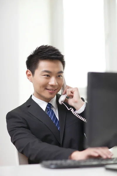 Retrato Homem Negócios Sentado Por Computador Falando Telefone Mesa Escritório — Fotografia de Stock
