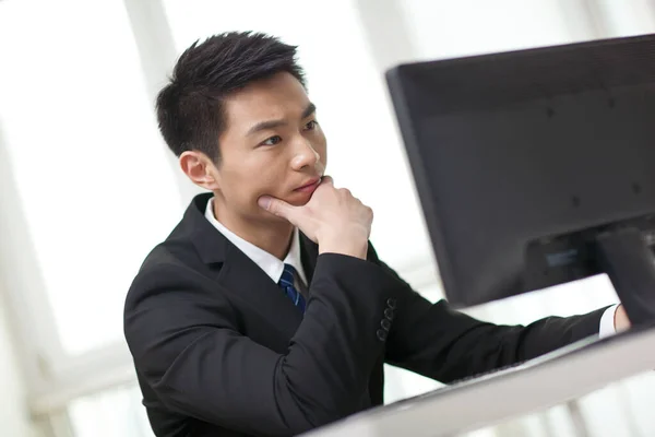 Retrato Del Hombre Negocios Sentado Escritorio Mirando Ordenador Primer Plano — Foto de Stock