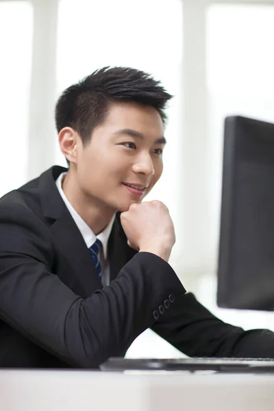 Portret Biznesmena Siedzącego Przy Biurku Oglądającego Komputer Zbliżenie — Zdjęcie stockowe