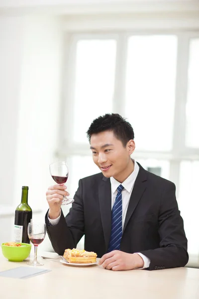 Retrato Homem Negócios Mesa Com Copo Vinho — Fotografia de Stock