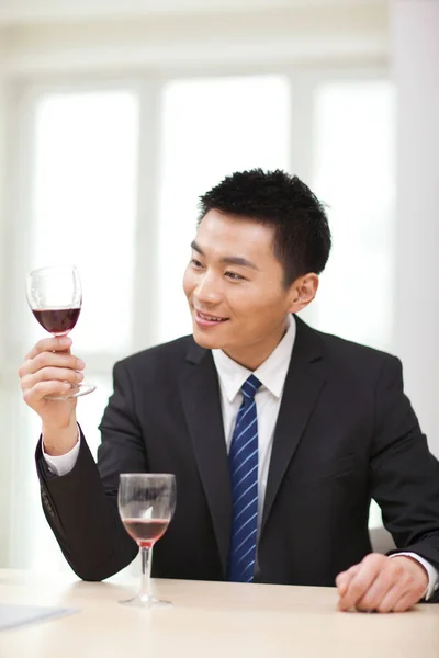 Retrato Homem Negócios Mesa Com Copo Vinho — Fotografia de Stock