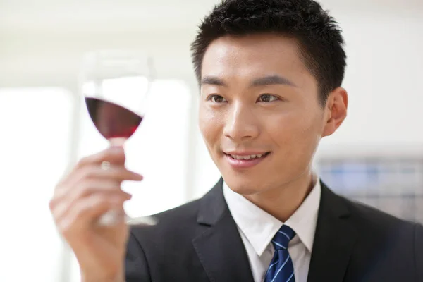 Retrato Homem Negócios Mesa Com Copo Vinho — Fotografia de Stock