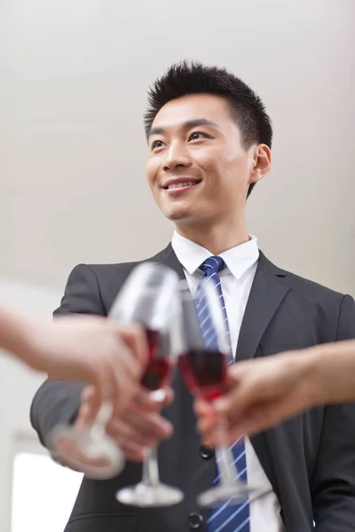 Retrato Empresário Segurando Copo Vinho Brindando — Fotografia de Stock