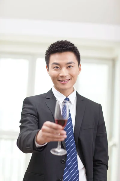 Retrato Del Hombre Negocios Sosteniendo Una Copa Vino — Foto de Stock