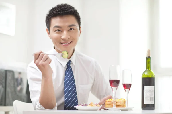 Portret Biznesmena Jedzącego Sałatkę Przy Biurku — Zdjęcie stockowe