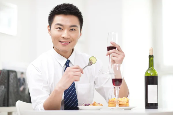 Retrato Empresário Segurando Copo Vinho — Fotografia de Stock